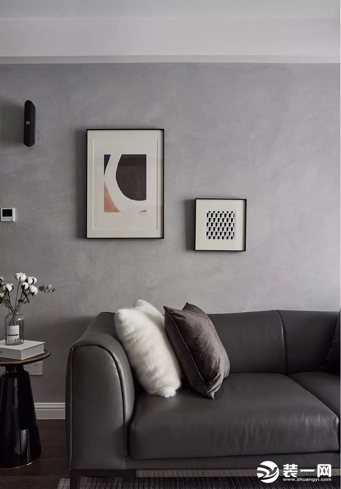 整体浅灰色墙面简约大方,与深灰色沙发相映成趣,搭配简单的软装